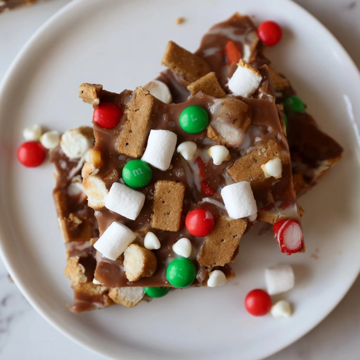 Enjoy the sweet allure of Quick Christmas Smores Bark—a delightful dessert bursting with holiday flavors and textures.
